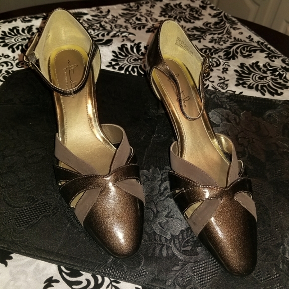 Shoes - Picture 1 of 4